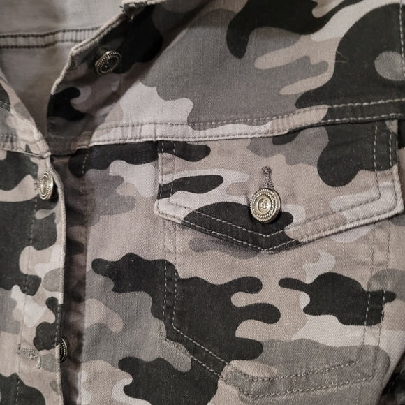 DG2 By Diane Gilman Reversible Denim Jacket grey camo - Picture 8 of 10